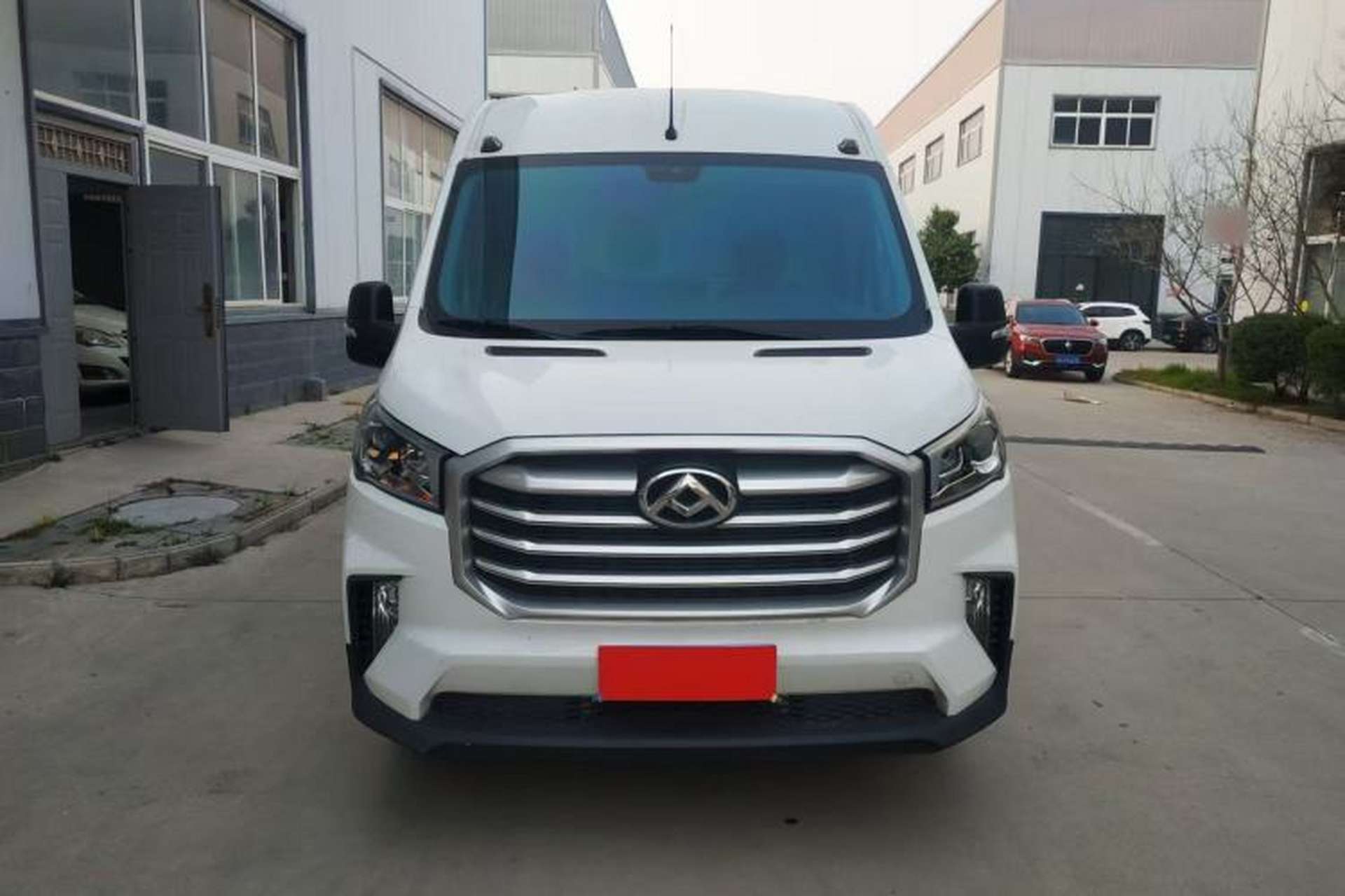 Used SAIC MAXUS Xintu V90 2022 2.0T Manual VAN Rear-Drive Extended Wheelbase High Roof with Dual Rear Tires 3-Seater Exterior 2