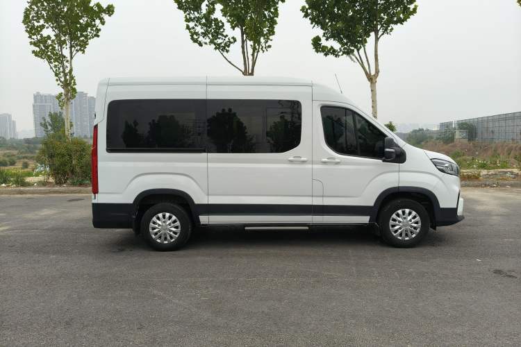 Used SAIC MAXUS Xintu V90 2022 2.0T Manual ZhiDa Rear-Drive Long Wheelbase High-Roof Single-Tire 9-Seater Exterior 3