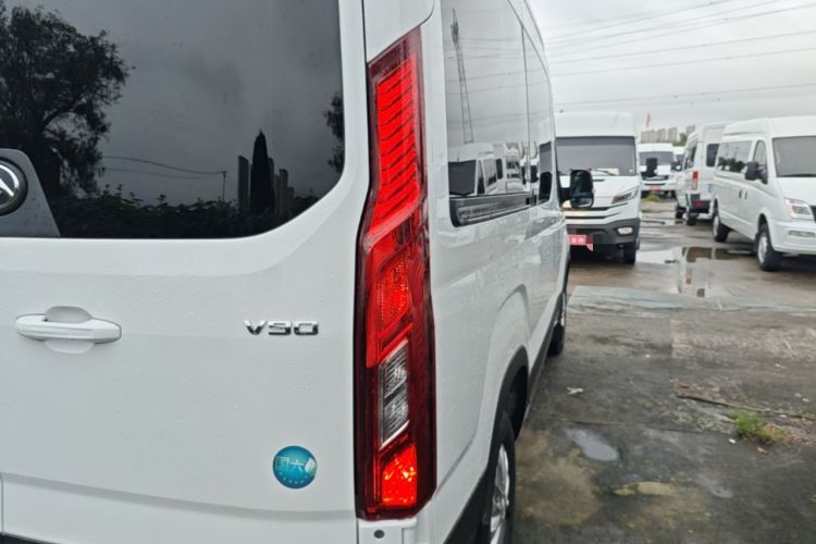 Used SAIC MAXUS Xintu V90 2022 2.0T Manual Zhiyun King Rear-Drive Long Wheelbase High-Roof with Single Rear Tire—6/7 Seats Exterior 3