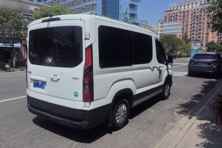Used SAIC MAXUS Xintu V90 2022 2.0T Manual Zhiyun King Rear-Drive Short Wheelbase Mid-Roof Design with Single Rear Tire and 6 Seats Exterior 3