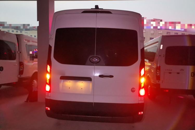 Used SAIC MAXUS Xintu V90 2022 2.0T Manual Zhiyun King Rear-Drive Long Wheelbase High-Roof with Single Rear Tire—6/7 Seats Exterior 4