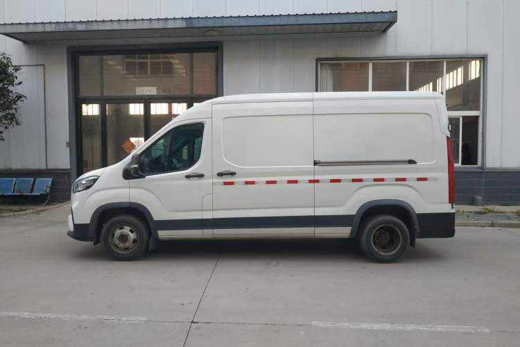 Used SAIC MAXUS Xintu V90 2022 2.0T Manual VAN Rear-Drive Extended Wheelbase High Roof with Dual Rear Tires 3-Seater Exterior 4