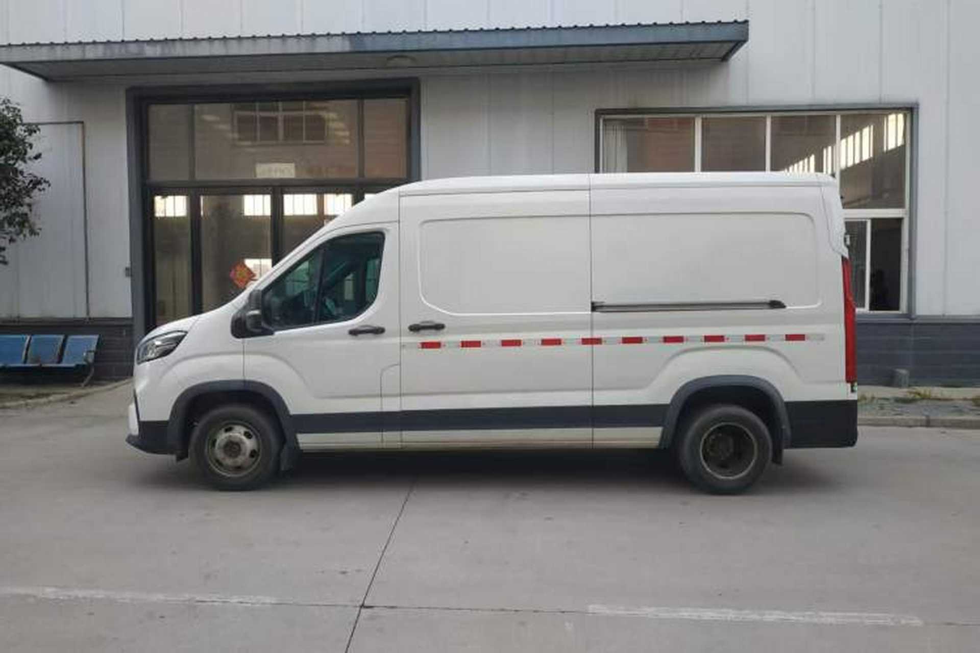 Used SAIC MAXUS Xintu V90 2022 2.0T Manual VAN Rear-Drive Extended Wheelbase High Roof with Dual Rear Tires 3-Seater Exterior 4
