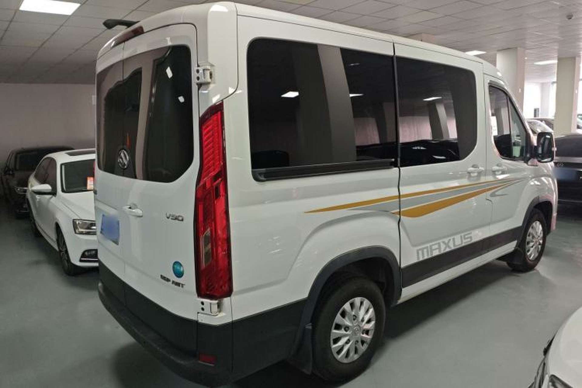 Used SAIC MAXUS Xintu V90 2022 2.0T AMT Yunjie Front-Wheel-Drive Short Wheelbase Mid-Roof Design with Single Rear Tire and 6 Seats Exterior 5