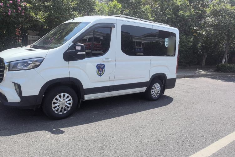 Used SAIC MAXUS Xintu V90 2022 2.0T Manual Zhiyun King Rear-Drive Short Wheelbase Mid-Roof Design with Single Rear Tire and 6 Seats Exterior 6