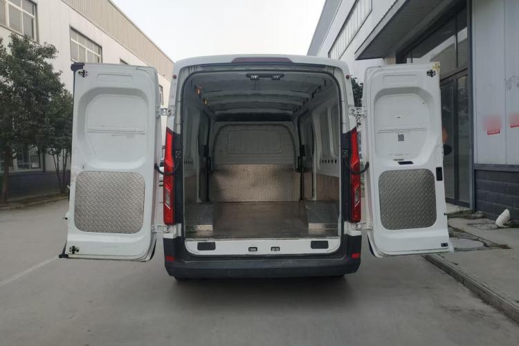 Used SAIC MAXUS Xintu V90 2022 2.0T Manual VAN Rear-Drive Extended Wheelbase High Roof with Dual Rear Tires 3-Seater Exterior 8