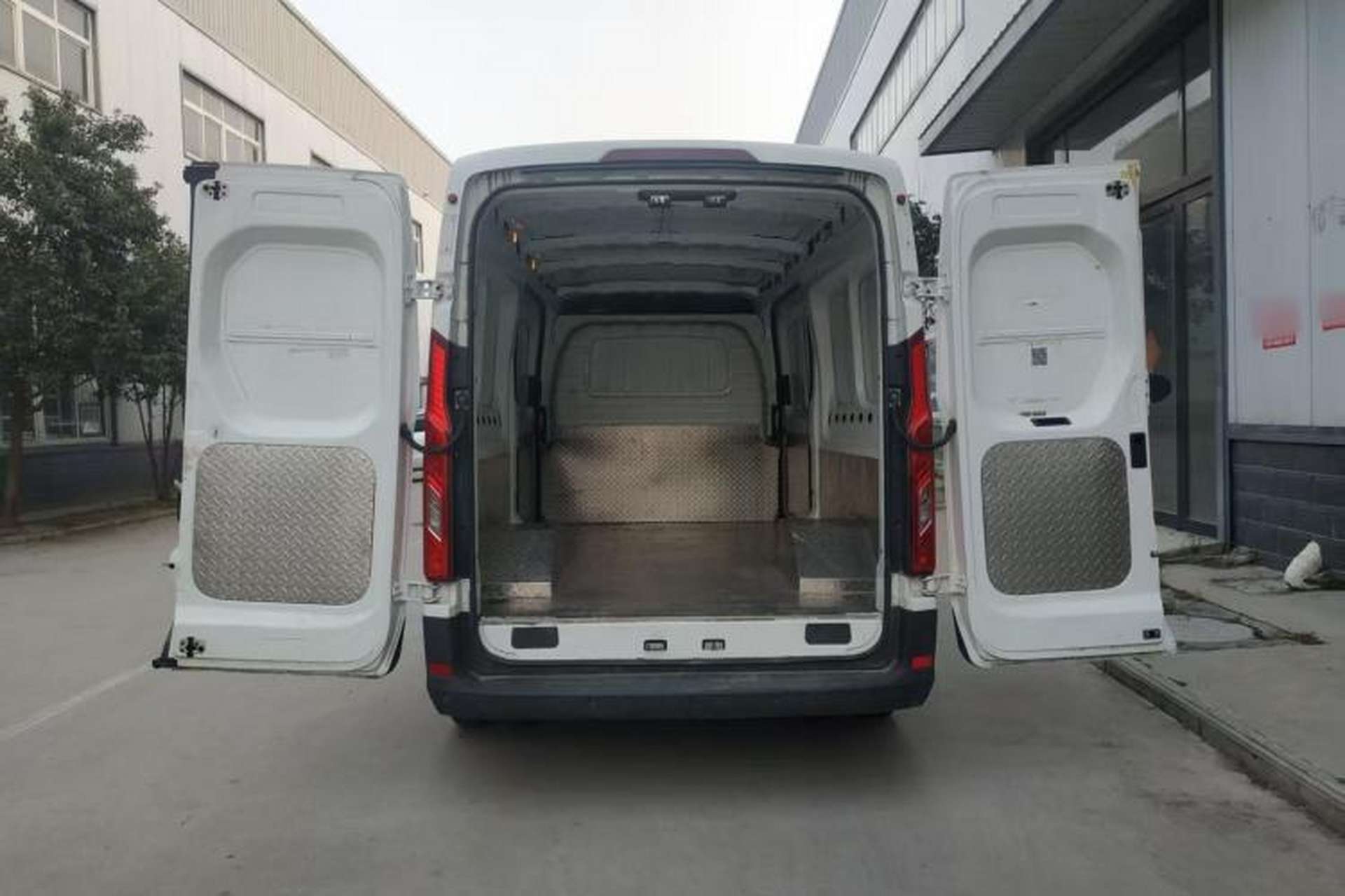 Used SAIC MAXUS Xintu V90 2022 2.0T Manual VAN Rear-Drive Extended Wheelbase High Roof with Dual Rear Tires 3-Seater Exterior 8