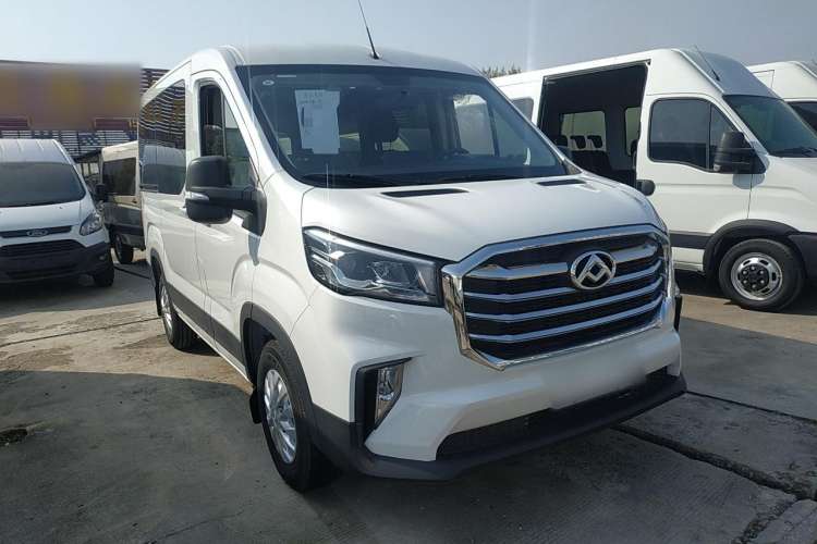 Used SAIC MAXUS Xintu V90 2022 2.0T Manual – Yunjie Front-Wheel-Drive Short Wheelbase Mid-Roof Design with Single Rear Tire 6-Seater Front Right 45 Deg