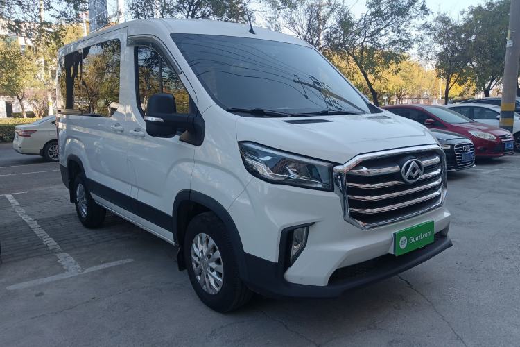 Used SAIC MAXUS Xintu V90 2022 2.0T Manual – Yunjie Front-Wheel-Drive Short Wheelbase Mid-Roof Design with Single Rear Tire 6-Seater Front Right 45 Deg