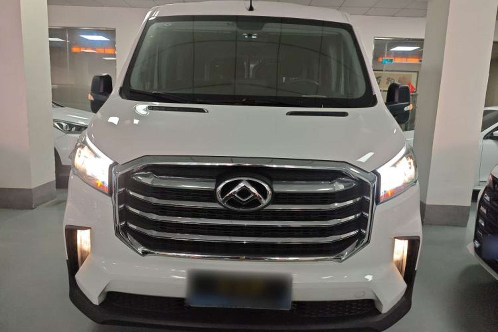 Used SAIC MAXUS Xintu V90 2022 2.0T AMT Yunjie Front-Wheel-Drive Short Wheelbase Mid-Roof Design with Single Rear Tire and 6 Seats Front