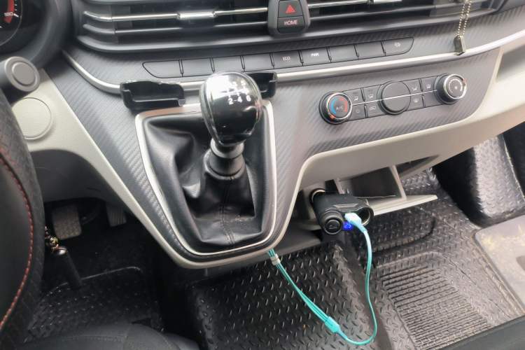 Used SAIC MAXUS Xintu V90 2022 2.0T Manual Zhiyun King Rear-Drive Long Wheelbase High-Roof with Single Rear Tire—6/7 Seats Gear Lever
