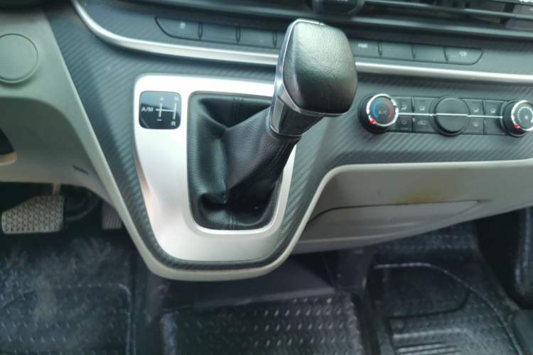 Used SAIC MAXUS Xintu V90 2022 2.0T Automatic Zhiyun King Rear-Drive Long Wheelbase High-Roof Design with Single Rear Tire—6/7 Seater Gear Lever