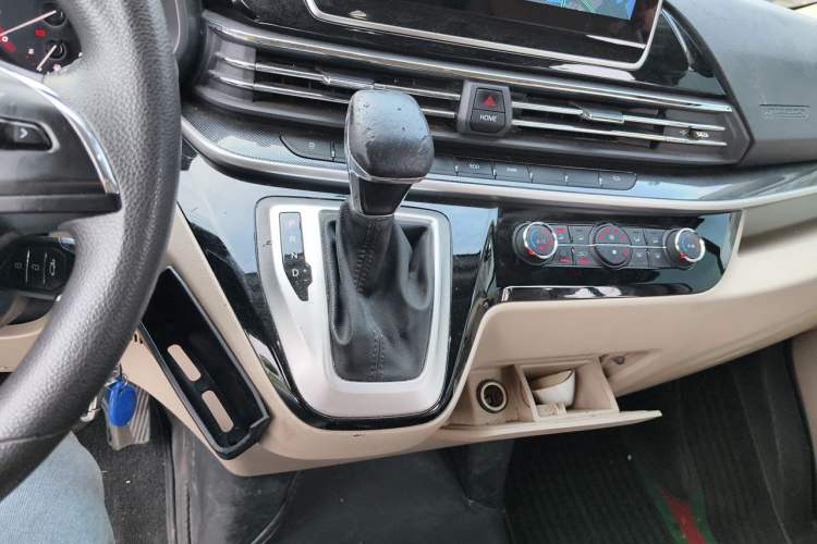 Used SAIC MAXUS Xintu V90 2022 2.0T Automatic ZhiDa Rear-Drive Long Wheelbase High-Roof Design with Single Rear Tire 9-Seater Gear Lever