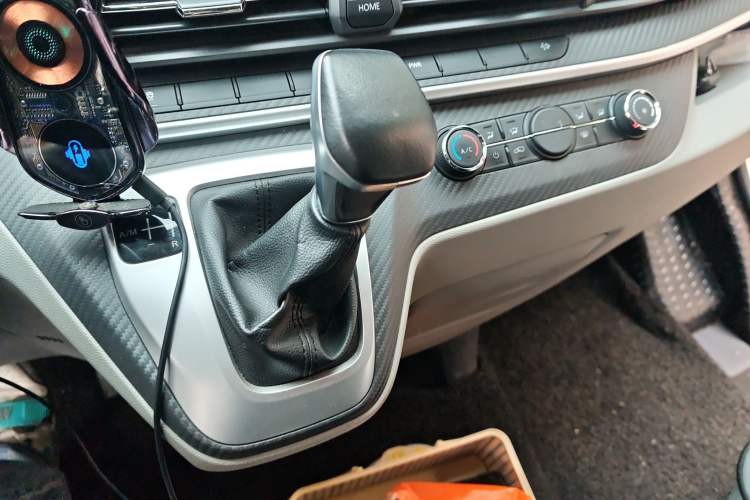 Used SAIC MAXUS Xintu V90 2022 2.0T Automatic Zhiyun King Rear-Drive Long Wheelbase High-Roof Design with Single Rear Tire—6/7 Seater Gear Lever