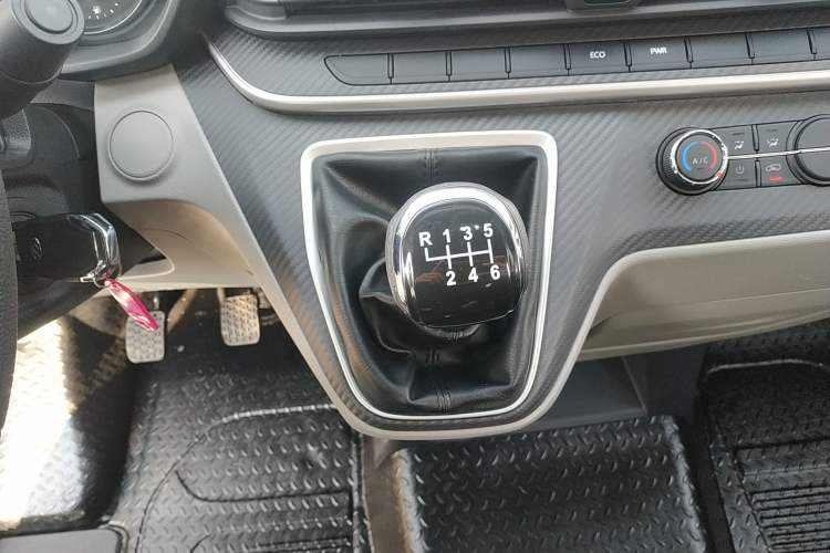 Used SAIC MAXUS Xintu V90 2022 2.0T Manual Zhiyun King Rear-Drive Long Wheelbase High-Roof with Single Rear Tire—6/7 Seats Gear Lever