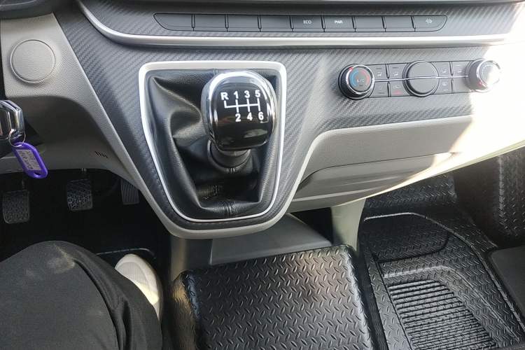 Used SAIC MAXUS Xintu V90 2022 2.0T Manual – Yunjie Front-Wheel-Drive Short Wheelbase Mid-Roof Design with Single Rear Tire 6-Seater Gear Lever