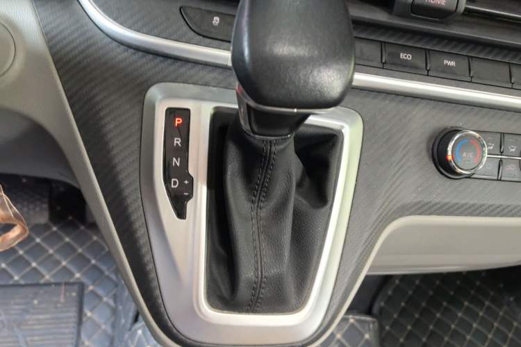 Used SAIC MAXUS Xintu V90 2022 2.0T Automatic Zhiyun King Rear-Drive Long Wheelbase High-Roof Design with Single Rear Tire—6/7 Seater Gear Lever