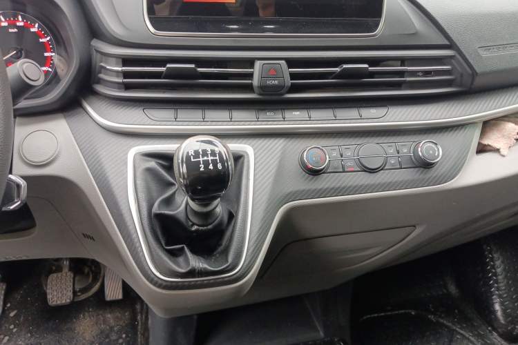 Used SAIC MAXUS Xintu V90 2022 2.0T Manual – Yunjie Front-Wheel-Drive Short Wheelbase Mid-Roof Design with Single Rear Tire 6-Seater Gear Lever