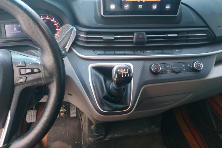 Used SAIC MAXUS Xintu V90 2022 2.0T Manual VAN Rear-Drive Extended Wheelbase High Roof with Dual Rear Tires 3-Seater Gear Lever