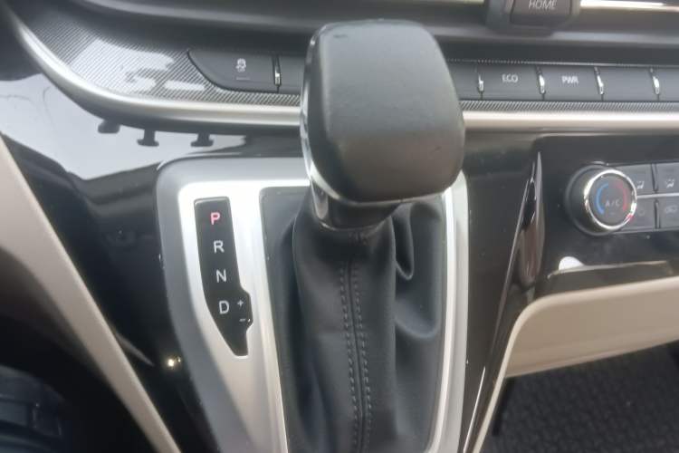 Used SAIC MAXUS Xintu V90 2022 2.0T Automatic ZhiDa Rear-Drive Long Wheelbase High-Roof Design with Single Rear Tire 9-Seater Gear Lever