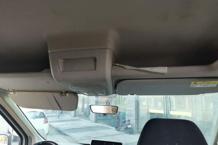 Used SAIC MAXUS Xintu V90 2022 2.0T Automatic Zhiyun King Rear-Drive Long Wheelbase High-Roof Design with Single Rear Tire—6/7 Seater Headliner