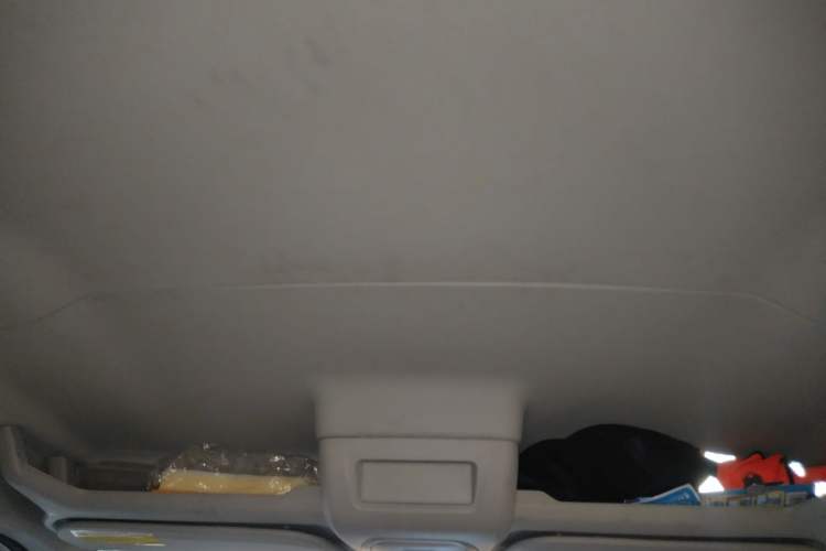 Used SAIC MAXUS Xintu V90 2022 2.0T Automatic Zhiyun King Rear-Drive Long Wheelbase High-Roof Design with Single Rear Tire—6/7 Seater Headliner
