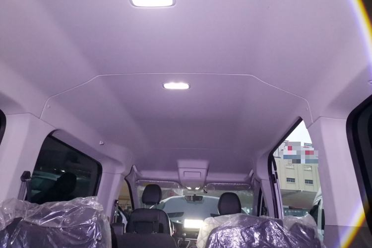 Used SAIC MAXUS Xintu V90 2022 2.0T Manual Zhiyun King Rear-Drive Long Wheelbase High-Roof with Single Rear Tire—6/7 Seats Headliner