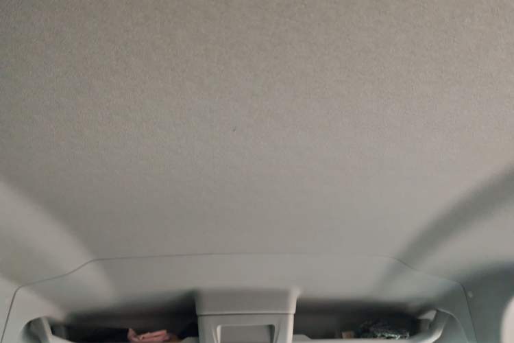 Used SAIC MAXUS Xintu V90 2022 2.0T Automatic Zhiyun King Rear-Drive Long Wheelbase High-Roof Design with Single Rear Tire—6/7 Seater Headliner