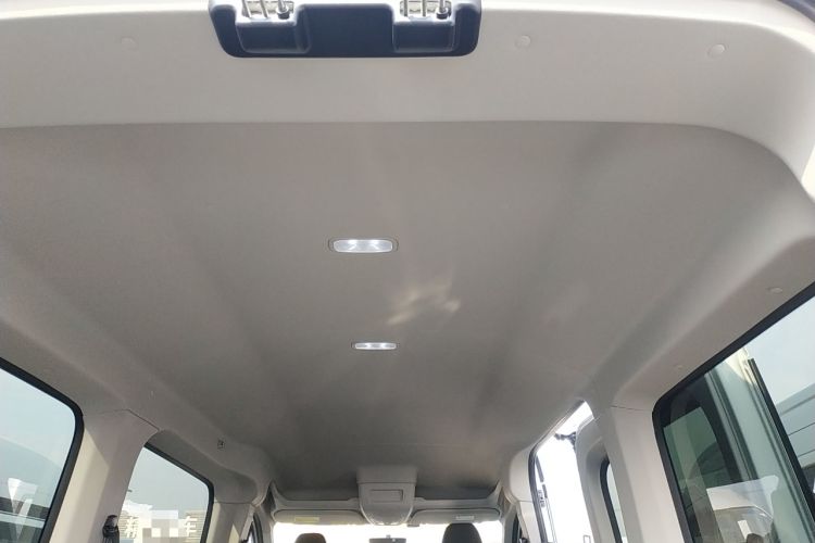 Used SAIC MAXUS Xintu V90 2022 2.0T Manual Zhiyun King Rear-Drive Long Wheelbase High-Roof with Single Rear Tire—6/7 Seats Headliner