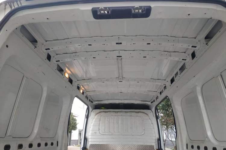 Used SAIC MAXUS Xintu V90 2022 2.0T Manual VAN Rear-Drive Extended Wheelbase High Roof with Dual Rear Tires 3-Seater Headliner