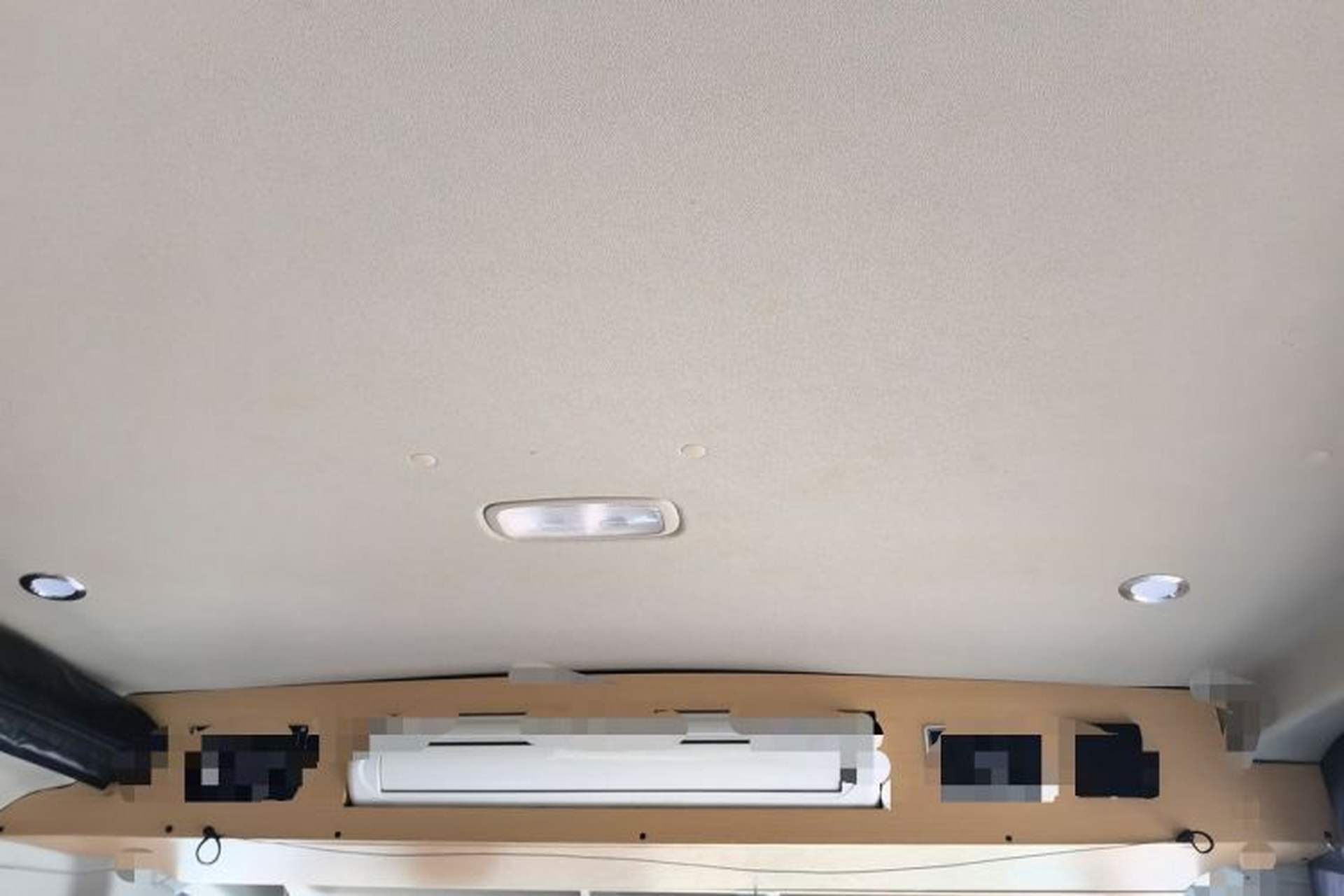 Used SAIC MAXUS Xintu V90 2022 2.0T AMT Yunjie Front-Wheel-Drive Short Wheelbase Mid-Roof Design with Single Rear Tire and 6 Seats Headliner
