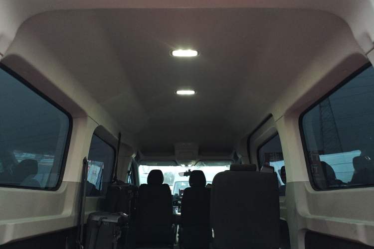Used SAIC MAXUS Xintu V90 2022 2.0T Automatic Zhiyun King Rear-Drive Long Wheelbase High-Roof Design with Single Rear Tire—6/7 Seater Headliner