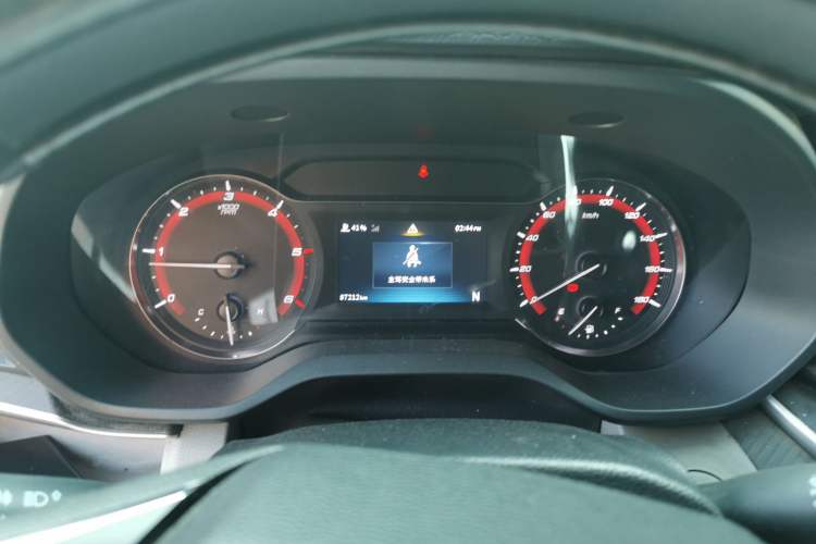 Used SAIC MAXUS Xintu V90 2022 2.0T Automatic Zhiyun King Rear-Drive Long Wheelbase High-Roof Design with Single Rear Tire—6/7 Seater Instrument Cluster