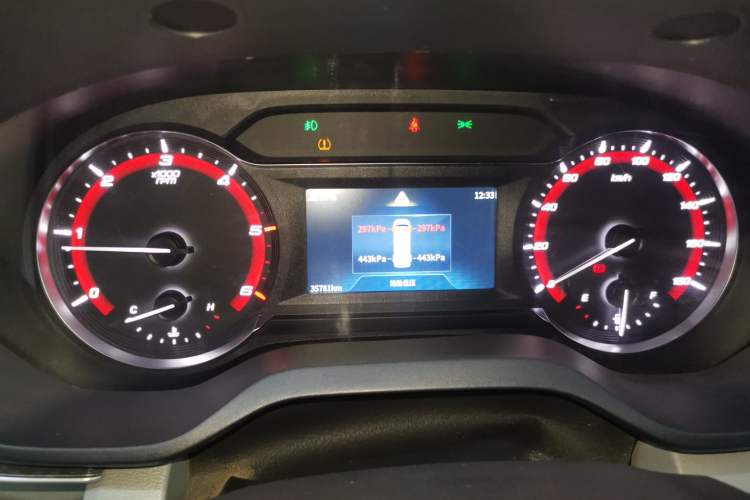Used SAIC MAXUS Xintu V90 2022 2.0T Manual – Yunjie Front-Wheel-Drive Short Wheelbase Mid-Roof Design with Single Rear Tire 6-Seater Instrument Cluster
