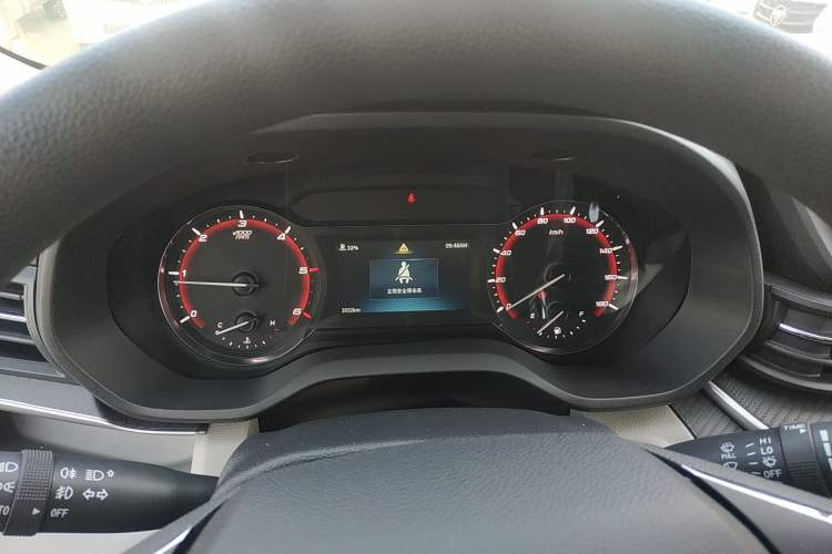 Used SAIC MAXUS Xintu V90 2022 2.0T Manual – Yunjie Front-Wheel-Drive Short Wheelbase Mid-Roof Design with Single Rear Tire 6-Seater Instrument Cluster