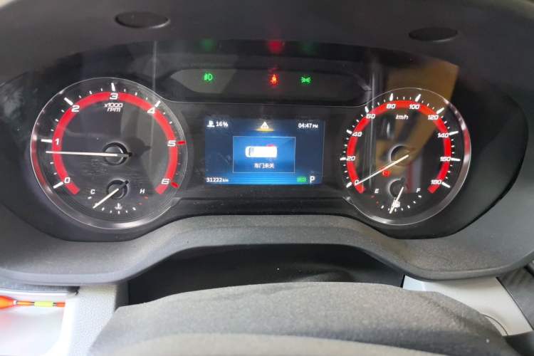 Used SAIC MAXUS Xintu V90 2022 2.0T Automatic Zhiyun King Rear-Drive Long Wheelbase High-Roof Design with Single Rear Tire—6/7 Seater Instrument Cluster