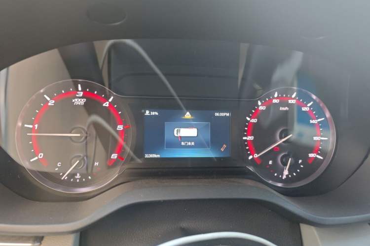 Used SAIC MAXUS Xintu V90 2022 2.0T Manual – Yunjie Front-Wheel-Drive Short Wheelbase Mid-Roof Design with Single Rear Tire 6-Seater Instrument Cluster