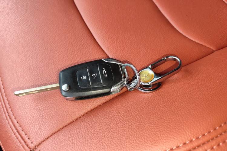Used SAIC MAXUS Xintu V90 2022 2.0T AMT Yunjie Front-Wheel-Drive Long Wheelbase High-Roof Single-Tire Rear 7-Seater Interior 1