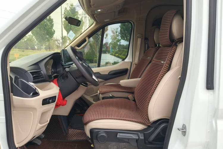 Used SAIC MAXUS Xintu V90 2022 2.0T Manual ZhiDa Rear-Drive Long Wheelbase High-Roof Single-Tire 9-Seater Interior 1