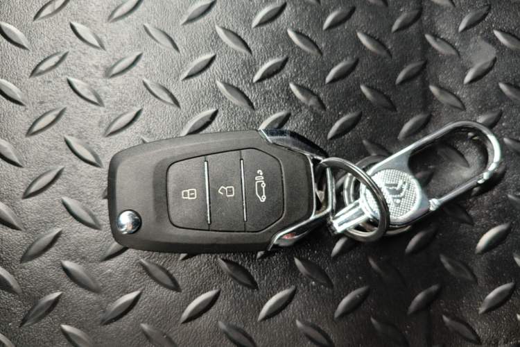 Used SAIC MAXUS Xintu V90 2022 2.0T Manual Zhiyun King Rear-Drive Long Wheelbase High-Roof with Single Rear Tire—6/7 Seats Interior 1