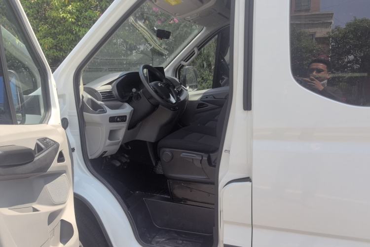 Used SAIC MAXUS Xintu V90 2022 2.0T Manual Zhiyun King Rear-Drive Short Wheelbase Mid-Roof Design with Single Rear Tire and 6 Seats Interior 1