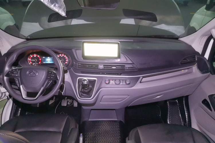 Used SAIC MAXUS Xintu V90 2022 2.0T Manual Zhiyun King Rear-Drive Long Wheelbase High-Roof with Single Rear Tire—6/7 Seats Interior 2