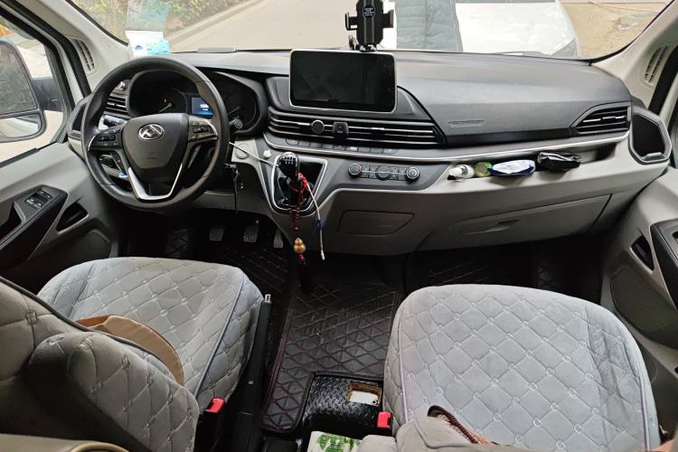 Used SAIC MAXUS Xintu V90 2022 2.0T Manual Zhiyun King Rear-Drive Long Wheelbase High-Roof with Single Rear Tire—6/7 Seats Interior 2