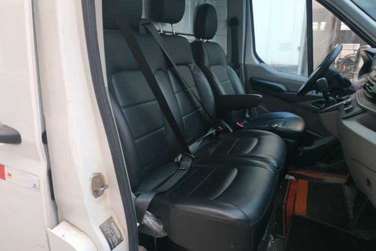 Used SAIC MAXUS Xintu V90 2022 2.0T Manual VAN Rear-Drive Extended Wheelbase High Roof with Dual Rear Tires 3-Seater Interior 2