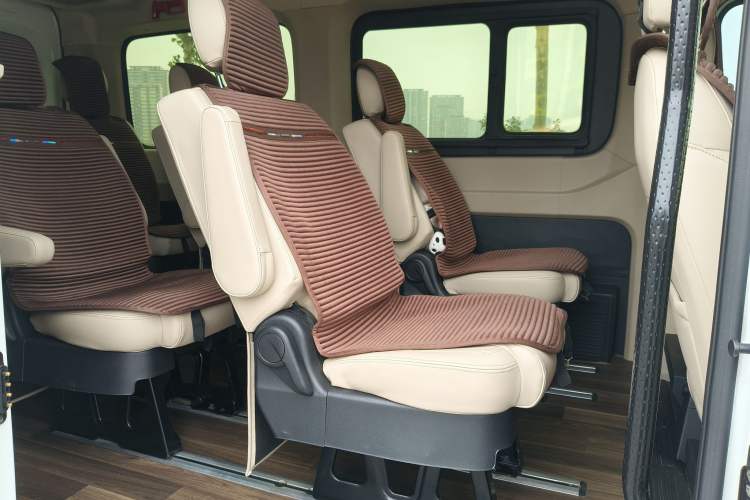 Used SAIC MAXUS Xintu V90 2022 2.0T Manual ZhiDa Rear-Drive Long Wheelbase High-Roof Single-Tire 9-Seater Interior 3