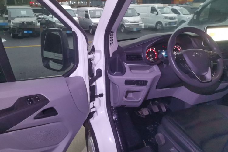Used SAIC MAXUS Xintu V90 2022 2.0T Manual Zhiyun King Rear-Drive Long Wheelbase High-Roof with Single Rear Tire—6/7 Seats Interior 3