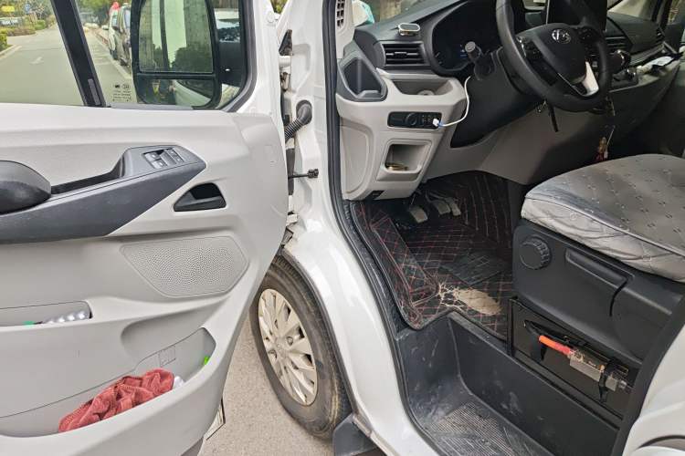 Used SAIC MAXUS Xintu V90 2022 2.0T Manual Zhiyun King Rear-Drive Long Wheelbase High-Roof with Single Rear Tire—6/7 Seats Interior 3