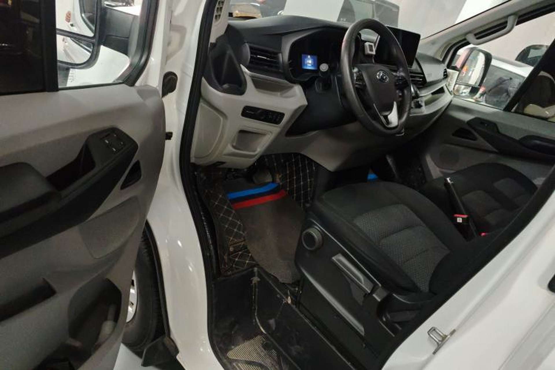 Used SAIC MAXUS Xintu V90 2022 2.0T AMT Yunjie Front-Wheel-Drive Short Wheelbase Mid-Roof Design with Single Rear Tire and 6 Seats Interior 3