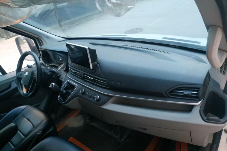Used SAIC MAXUS Xintu V90 2022 2.0T Manual VAN Rear-Drive Extended Wheelbase High Roof with Dual Rear Tires 3-Seater Interior 3