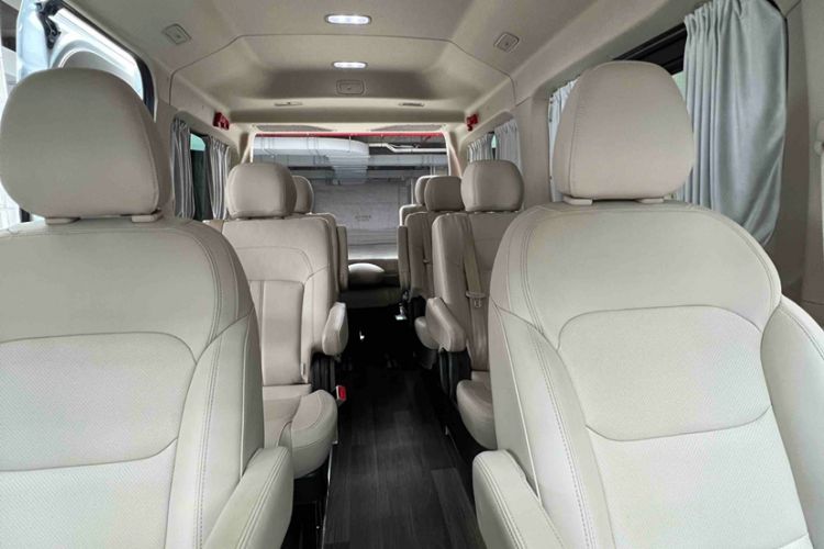 Used SAIC MAXUS Xintu V90 2022 2.0T Automatic ZhiDa Rear-Drive Long Wheelbase High-Roof Design with Single Rear Tire 9-Seater Interior 3